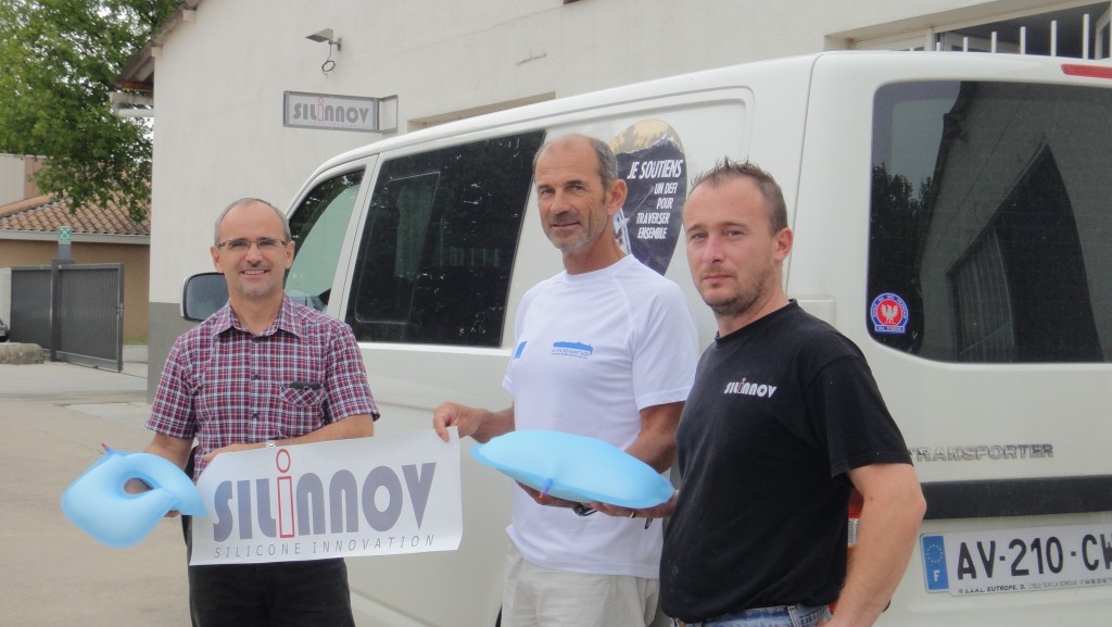 Remise des coussins à Rémy Landier par Monsieur Christian PASCAUD (Directeur Général) et Damien PASCAUD (Responsable Technique)